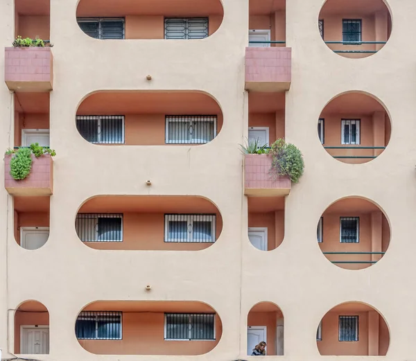 Fada Edifício Turístico Com Formas Geométricas Com Uma Mulher Caminhando — Fotografia de Stock