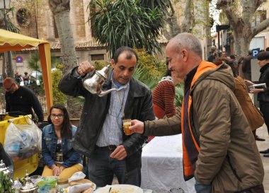Sokaktaki bir adama çay servisi yapılan sokak pazarı. Palma de Mallorca, Mallorca Adası, İspanya