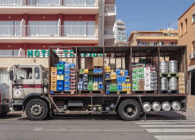 Palma Nova, Balearic Adaları / İspanya; 04 / 15 / 2015: sokağa park etmiş alkolik ve alkolsüz içecek dağıtım kamyonu