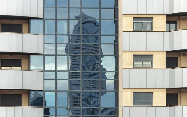 Валенсия Испания 2015 Фасад Современного Здания Отражениями Окнах Башни Франции — стоковое фото