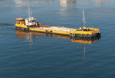 Palma de Mallorca, Balearic Adaları / İspanya; 01 / 14 / 2015: Palma de Mallorca limanında kaya nakli ve inşaat malzemeleri taşıyan sarı tekne