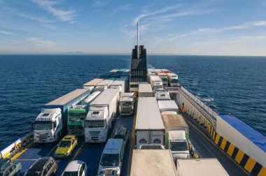 Akdeniz, İspanya; 01 / 14 / 2015: Akdeniz 'e gemiyle araç ve kamyon sevkiyatı