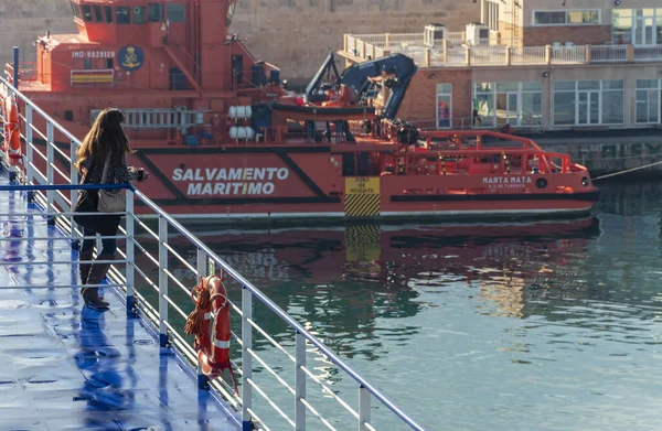 Palma Mallorca Islas Baleares España 2015 Niña Inclinada Sobre Barandilla — Foto de Stock