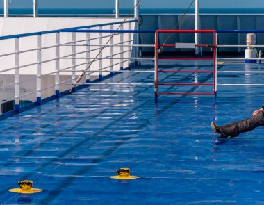 Bir feribotun mavi güvertesinde bir çift bot. Sürrealist kompozisyon