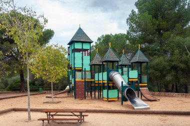 Terk edilmiş bir ormanın ortasında oyun parkı, İspanya