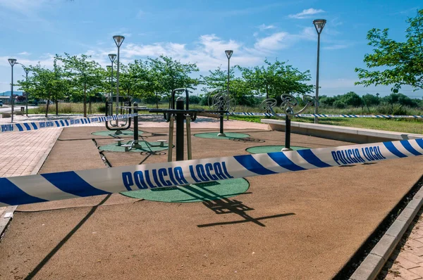Parque Público Selado Por Cordão Policial Dia Ensolarado Devido Quarentena — Fotografia de Stock