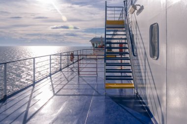 Akdeniz 'in ortasında bir feribot güvertesinde gün batımı, İspanya