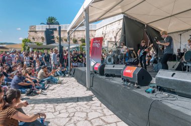 Palma de Mallorca, İspanya; 10 / 04 / 2014: Music Day 'in Radyo 3 tarafından kutlanması. Sahnede, Los Angeles müzik grubu, güneşin altında.