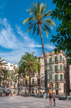 Palma de Mallorca, İspanya; 09 / 17 / 2014: Palma de Mallorca 'nın tarihi ve turistik merkezindeki Plaza de La Lonja. Restoranlar ve turist işletmeleri