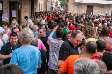 Pollensa, Balearic Adaları / İspanya; 08 / 02 / 2014: Moors ve Hristiyan festivalleri. Sokakta eğlenen insanlarla dolu bir kutlama.