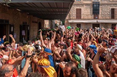 Pollensa, Balearic Adaları / İspanya: 08 / 02 / 2014: Mağripliler ve Hristiyanlar şenlikleri. Sokakta eğlenen insanlarla dolu bir kutlama.