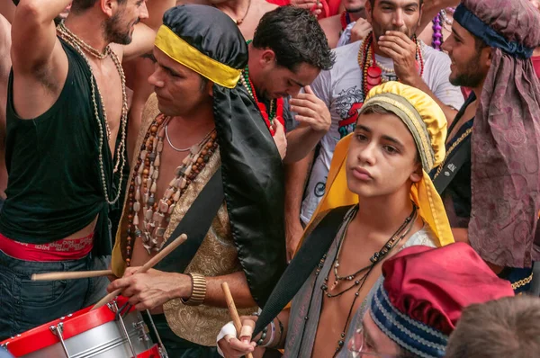 Pollensa, Balearic Adaları / İspanya; 08 / 02 / 2014: Moors ve Hristiyan festivalleri. Sokakta eğlenen insanlarla dolu bir kutlama.