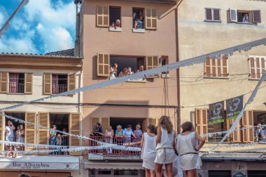 Pollensa, Balear Adaları / İspanya; 08 / 02 / 2020: Mağripliler ve Hristiyanlar şenlikleri. Sokakta eğlenen insanlarla dolu bir kutlama.