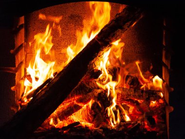 Gece barbeküsünde odun yanıyor. Soyut resim