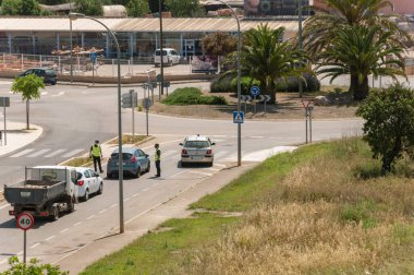 Campos, Balear Adaları / İspanya; Mayıs / 04 / 2020: Coronavirus krizi tarafından uygulanan karantina tedbirlerini kontrol etmek için araç sürücülerini sürpriz polis kontrolü