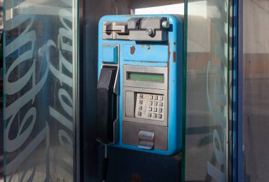Campos, Balear Adaları / İspanya; Mayıs / 03 / 2020: İspanya 'daki tipik kentsel telefon kulübesi
