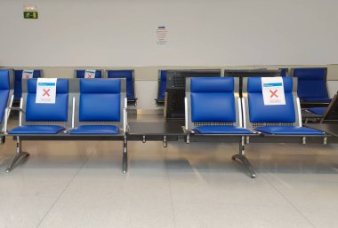 Manacor, Balearic Adaları / İspanya; Mayıs / 08 / 2020: Coronavirus Krizi nedeniyle güvenlik mesafesini korumak için sandalyelerin üzerinde belirtiler bulunan Manacor Hastanesi bekleme odası