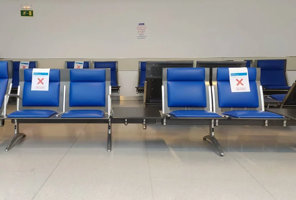 Manacor, Balearic Adaları / İspanya; Mayıs / 08 / 2020: Coronavirus Krizi nedeniyle güvenlik mesafesini korumak için sandalyelerin üzerinde belirtiler bulunan Manacor Hastanesi bekleme odası