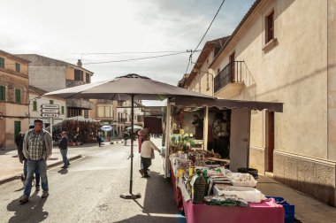 Campos, Balearic Adaları / İspanya; Şubat / 29 / 2020: İspanya 'nın Mallorca adasındaki Campos adasındaki haftalık sokak gıda pazarının genel görünümü