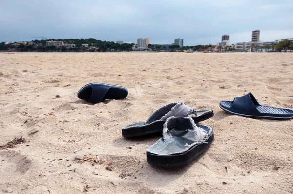 Dois Pares Chinelos Abandonados Praia Quarentena Causada Pela Crise Coronavirus — Fotografia de Stock