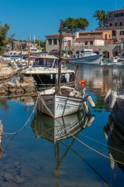 Cala Figuera, Balearic Adaları / İspanya; Mayıs / 19 / 2020: Tipik Majorcan tekneleriyle Cala Figuera Limanı