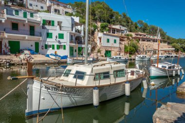 Cala Figuera, Balearic Adaları / İspanya; Mayıs / 19 / 2020: Tipik Majorcan tekneleriyle Cala Figuera Limanı