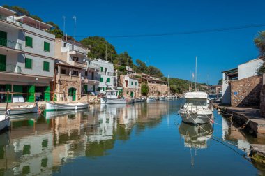 Cala Figuera, Balearic Adaları / İspanya; Mayıs / 19 / 2020: Tipik Majorcan tekneleriyle Cala Figuera Limanı