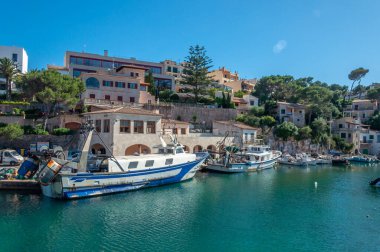 Cala Figuera, Balearic Adaları / İspanya; Mayıs / 19 / 2020: Tipik Majorcan tekneleriyle Cala Figuera Limanı