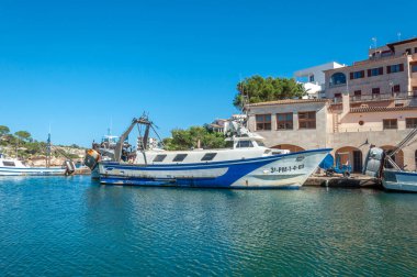 Cala Figuera, Balearic Adaları / İspanya; Mayıs / 19 / 2020: Tipik Majorcan tekneleriyle Cala Figuera Limanı