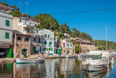 Cala Figuera, Balearic Adaları / İspanya; Mayıs / 19 / 2020: Tipik Majorcan tekneleriyle Cala Figuera Limanı