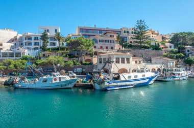 Cala Figuera, Balearic Adaları / İspanya; Mayıs / 19 / 2020: Tipik Majorcan tekneleriyle Cala Figuera Limanı