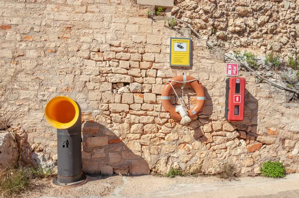 Cala Figuera, Balearic Adaları / İspanya; Mayıs / 19 / 2020: Cala Figuera limanı ve liman boyunca uzanan gezinti alanının orijinal çöp kutusu ve acil durum istasyonu