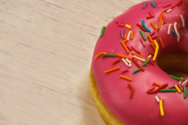 Bir ahşap tahta üzerinde taze çörek