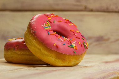 Bir ahşap tahta üzerinde taze çörek