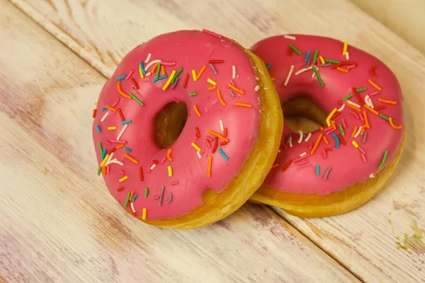 Bir ahşap tahta üzerinde taze çörek