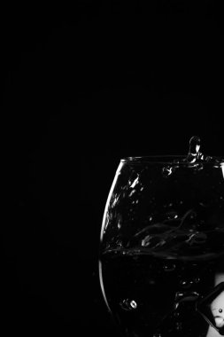 Su siyah bir arka plan şeffaf cam