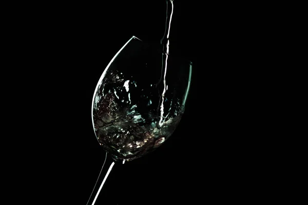 黒の背景上に水の透明なガラス — ストック写真