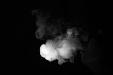 Siyah arkaplanda soyut bir duman