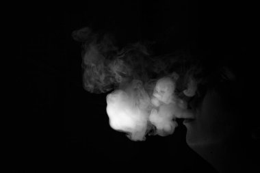 Siyah arkaplanda soyut bir duman