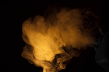 Siyah arkaplanda soyut bir duman