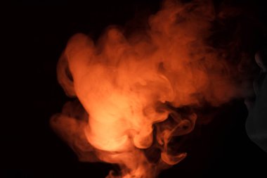 Siyah arkaplanda soyut bir duman