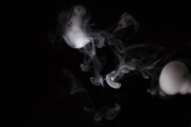 Siyah bir arka plan üzerinde köle duman