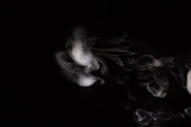 Siyah bir arka plan üzerinde köle duman