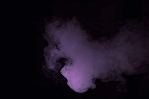 黒い背景に抽象的な煙が — ストック写真
