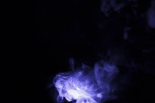 검은 배경 위의 추상적 인 연기 — 스톡 사진