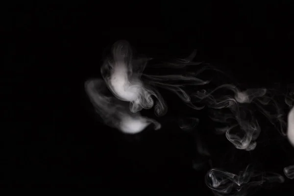 Rök slavar på en svart bakgrund — Stockfoto