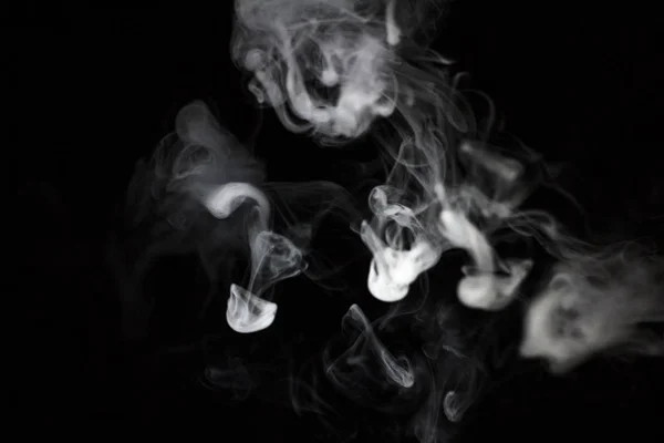Fumée esclaves sur un fond noir — Photo