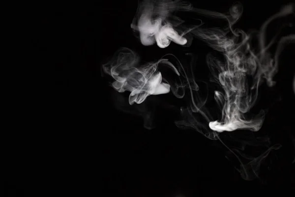Fumée esclaves sur un fond noir — Photo