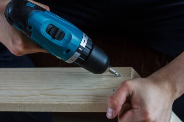 Ahşap raf sondaj adam