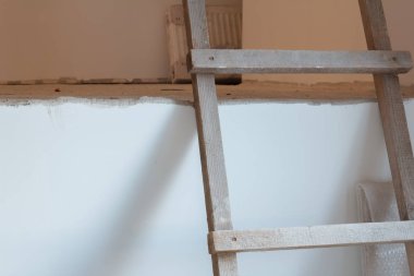 Beyaz duvara karşı Ahşap merdiven